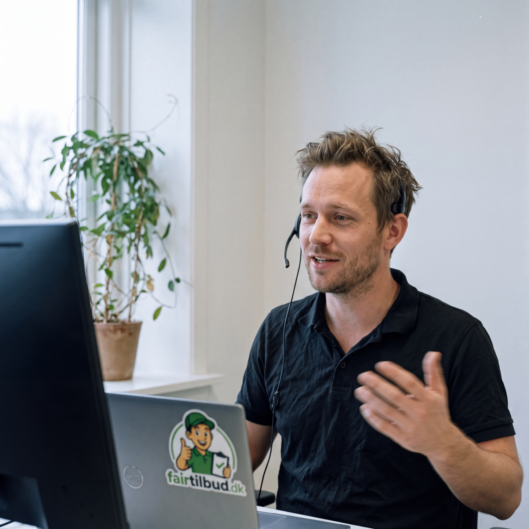 Rådgiver hos fairtilbud.dk taler med en kunde i telefonen